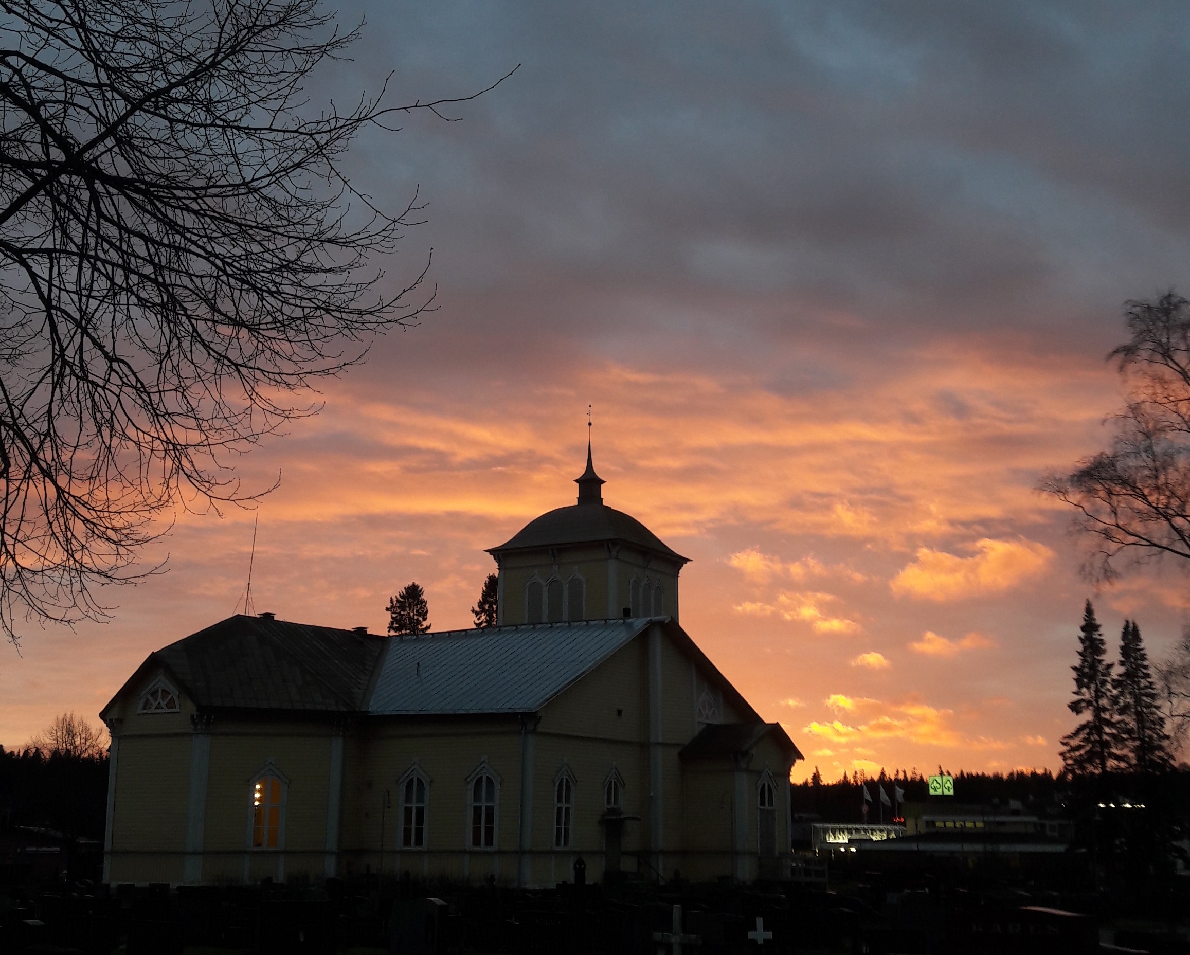 Kirkko auringonlaskussa