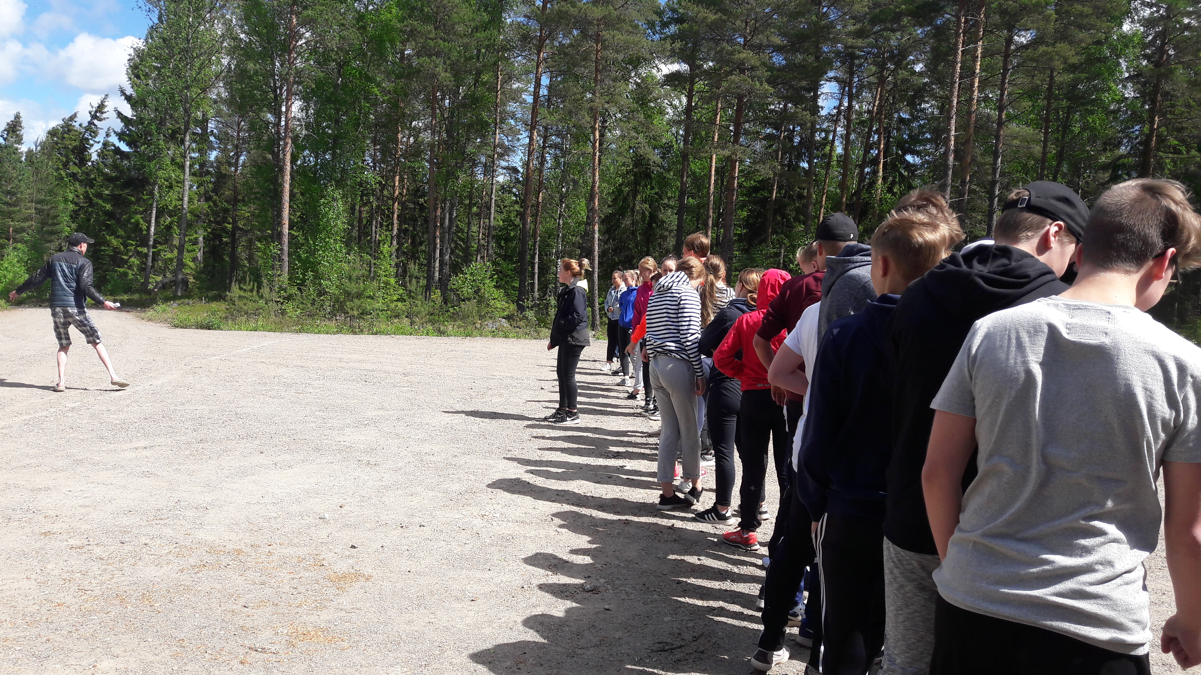 Kansainvälisyysripari Nuoria pelaamassa ulkona