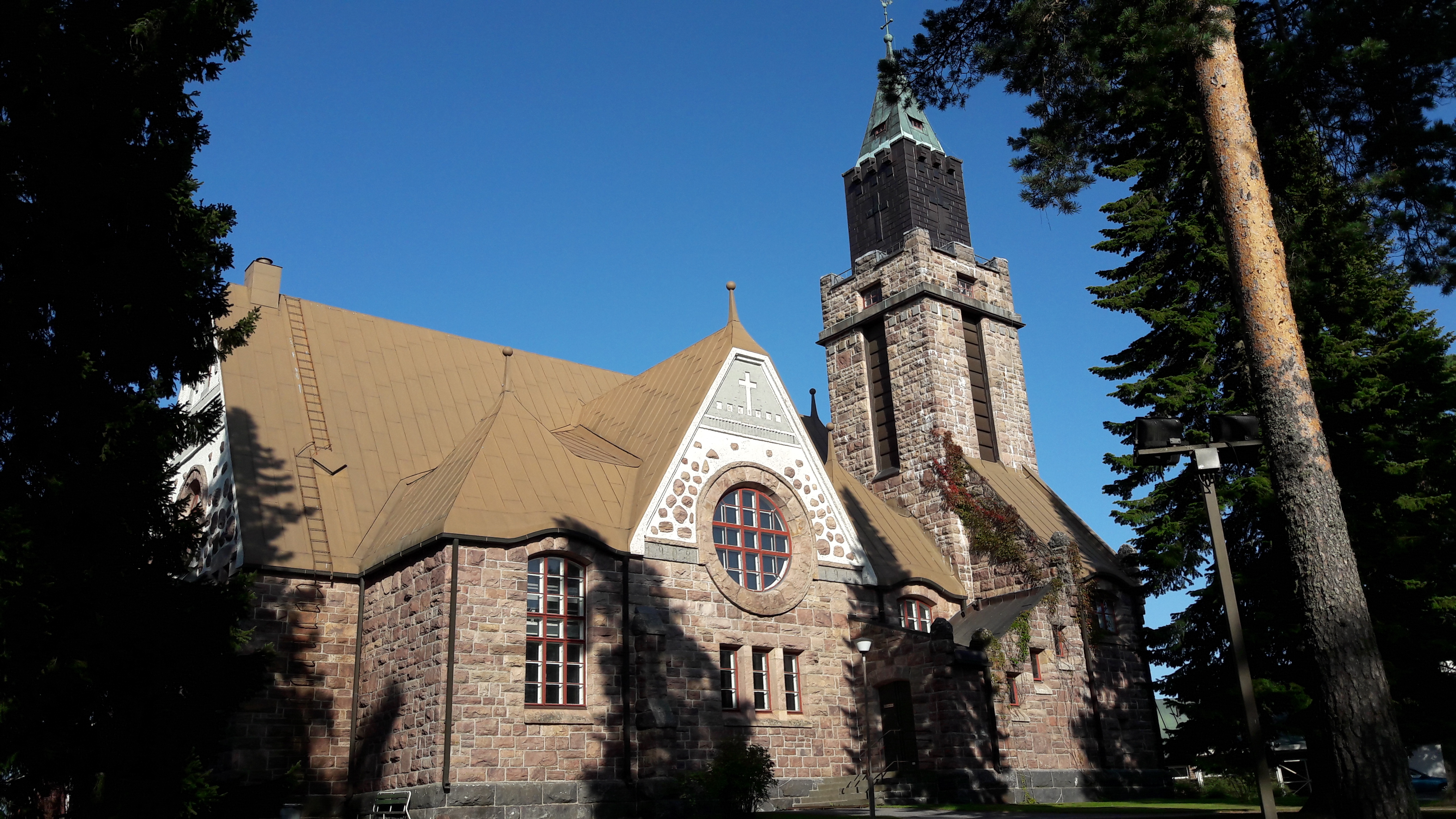 Kuuntele tallenne Marianpäivän sanajumalanpalveluksesta Luvian kirkossa kivikirkko