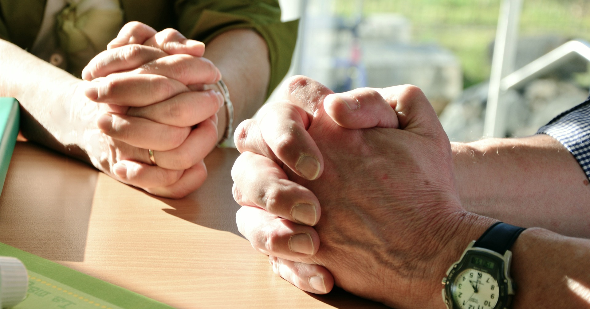 Kahden rukoilijan kädet