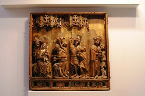 Keskiaikainen puinen alttarikaapin osa. Itämaan tietäjät kumartavat Jeesus-lasta