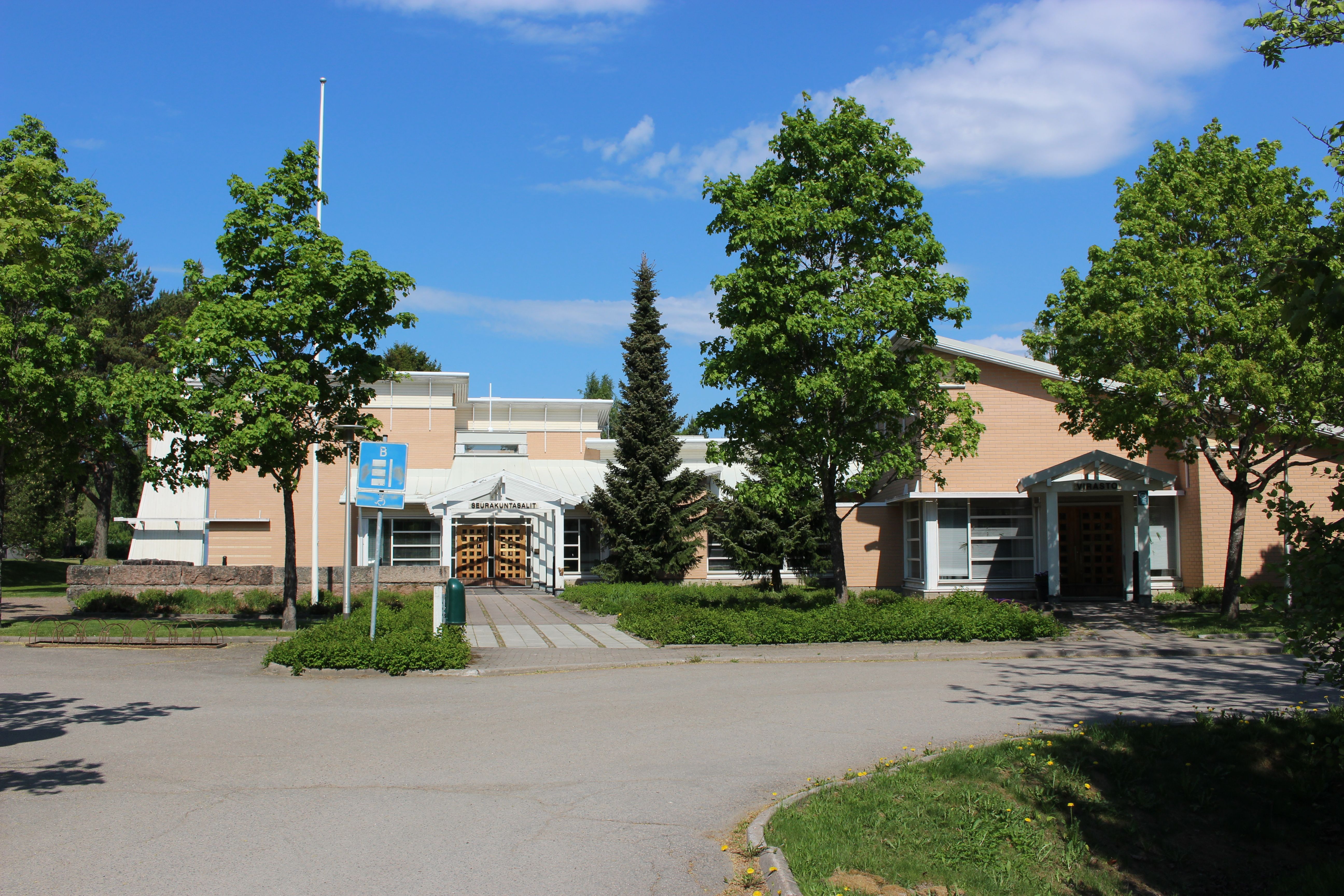 Ulkokuva seurakuntakeskus Tapulista, näkymä parkkipaikalta salien ja toimistojen oville