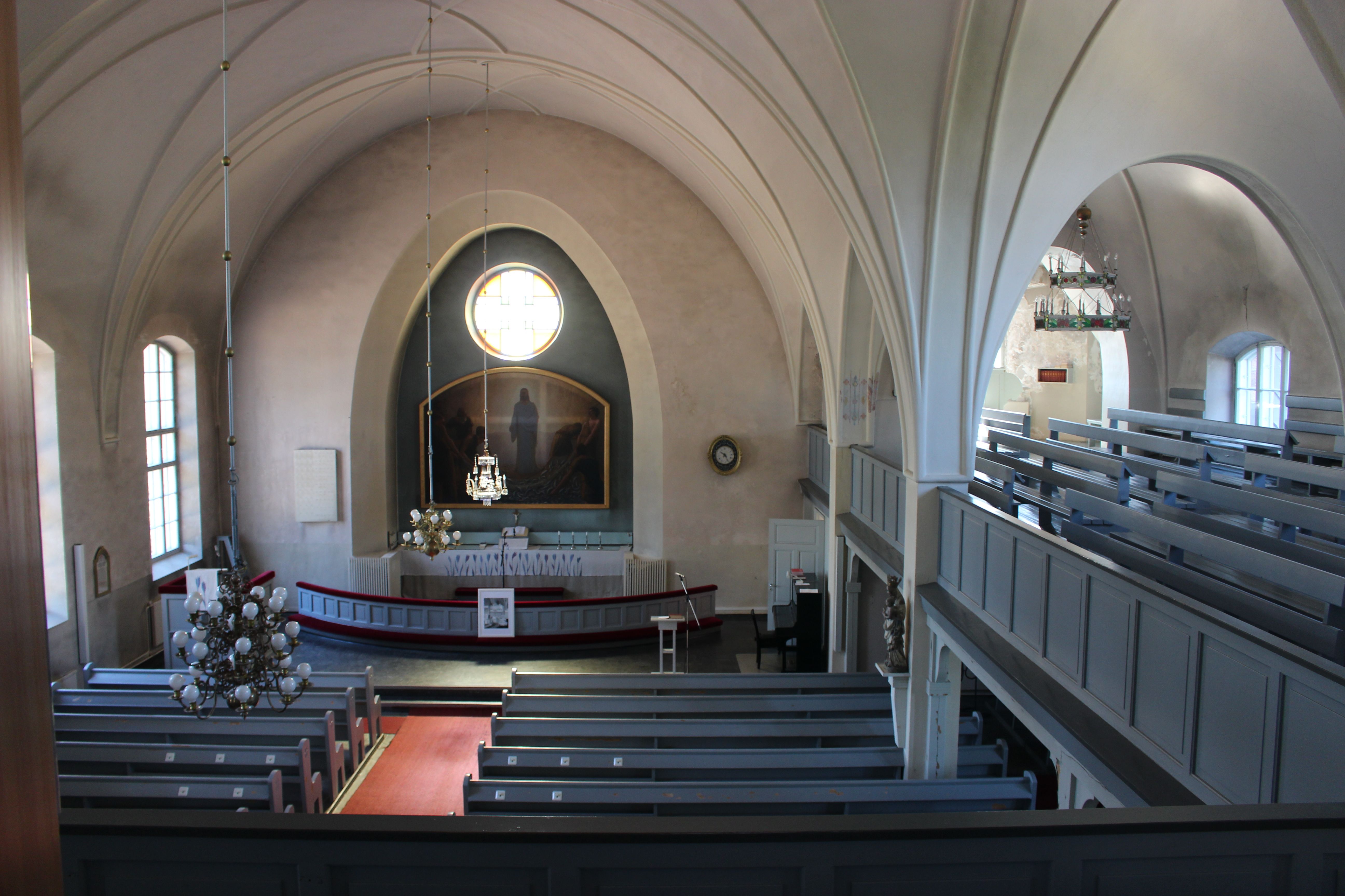 B3 Luvian kirkko, urkuparvelta alttarille2.jpg
