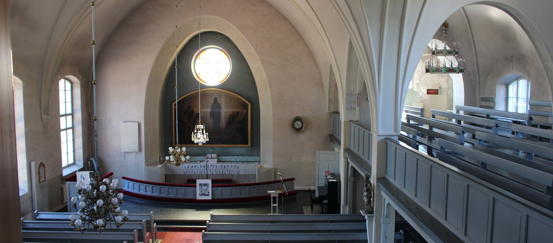 B3 Luvian kirkko, urkuparvelta alttarille2_XL.jpg