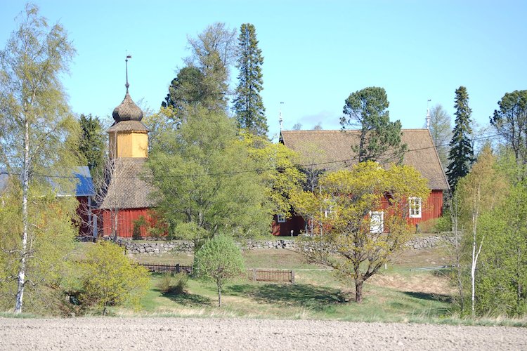 Avaa kuva isommaksi Irjanteen kirkko ja kellotapuli