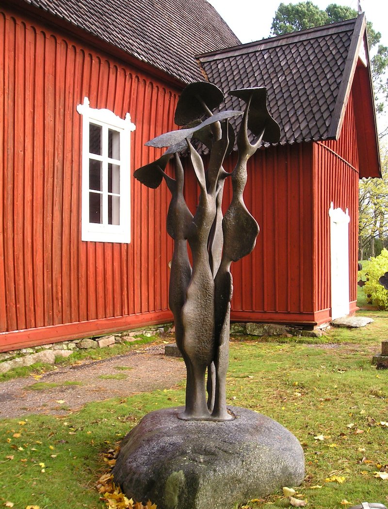 Avaa kuva isommaksi Elämän puu taideteos Irjanteen kirkon pihalla