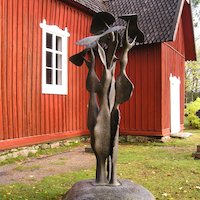 Avaa kuva isommaksi Elämän puu taideteos Irjanteen kirkon pihalla