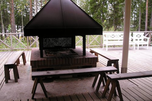 Avaa kuva isommaksi Luodon leirikeskuksen nuotiokatos