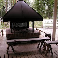 Avaa kuva isommaksi Luodon leirikeskuksen nuotiokatos