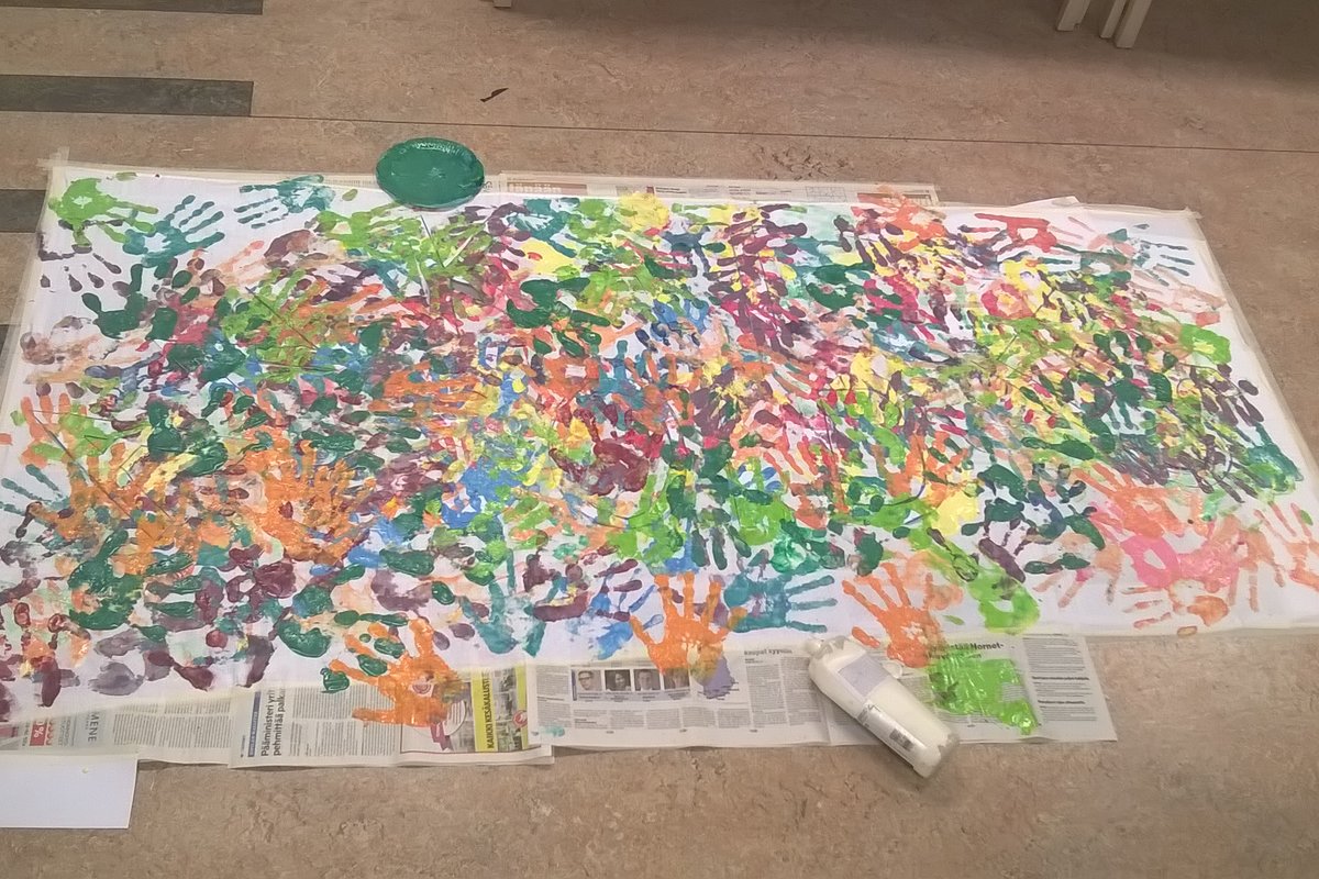 sormiväreillä tehtyjä eri värisiä kädenkuvia paperilla