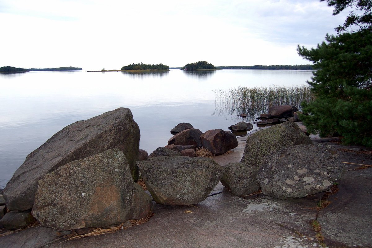 isoja kiviä kalliolla meren rannassa. Tyyni veden pinta