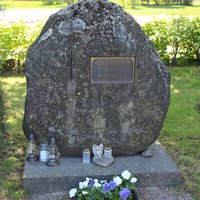 Avaa kuva isommaksi Muualle haudattujen kivi Eurajoen hautausmaalla