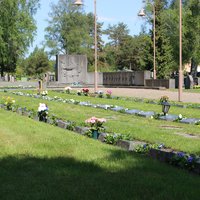 Avaa kuva isommaksi Eurajoen hautausmaan sankarihaudat