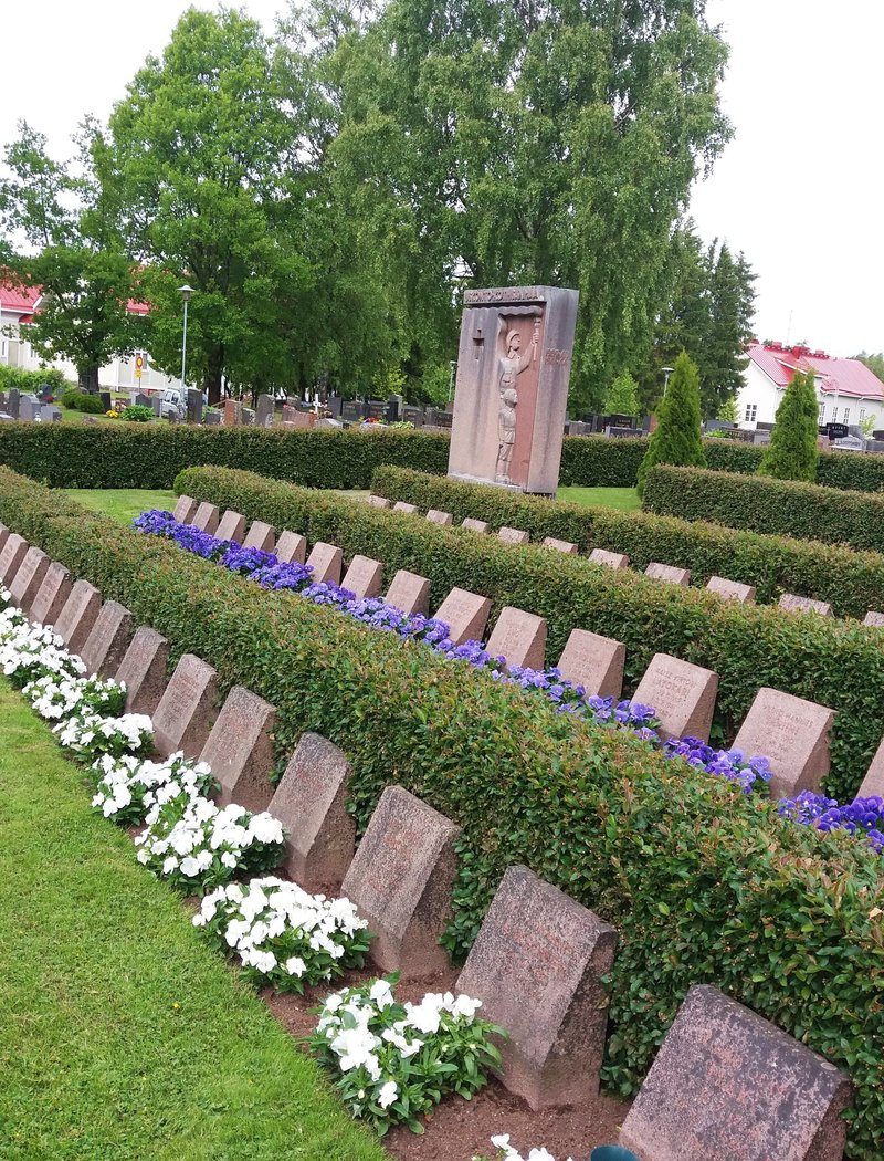 Avaa kuva isommaksi B1 Luvia, sankarihaudat3_L.