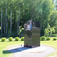 Avaa kuva isommaksi Luvian hautausmaan muistolehdon muistomerkki