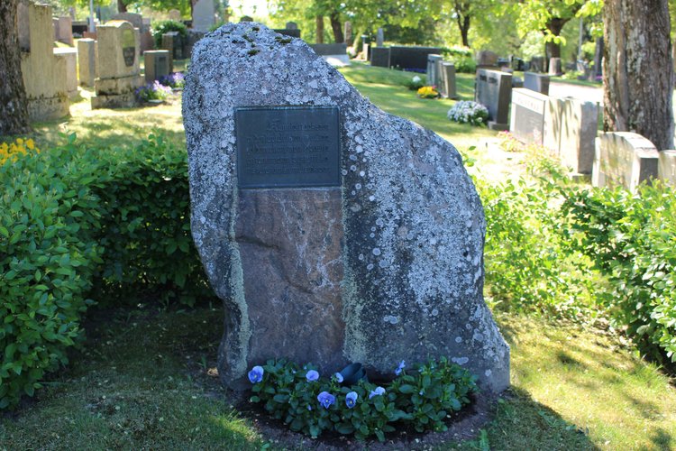 Avaa kuva isommaksi B5 Luvian muualle haudattujen muistokivi_M.