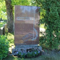 Avaa kuva isommaksi Luvian hautausmaan Karjalaan jääneiden muistomerkki