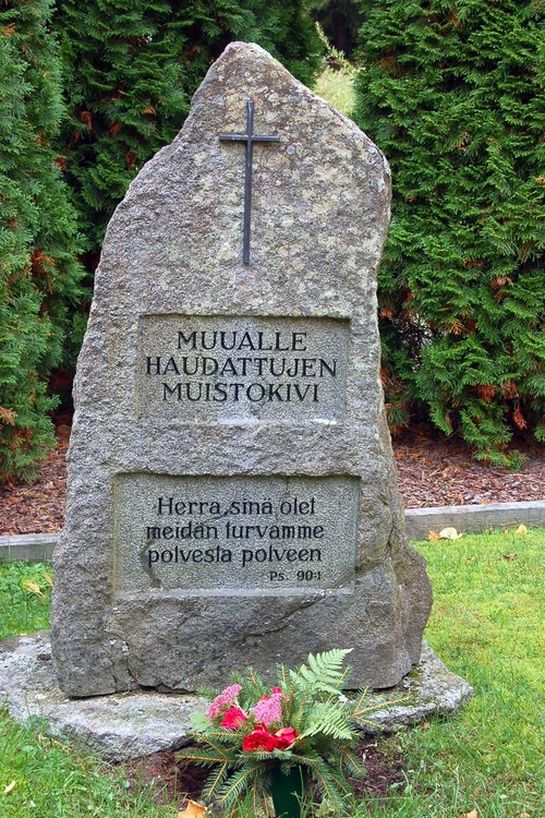 Avaa kuva isommaksi Irjanteen muualle haudattujen muistokivi