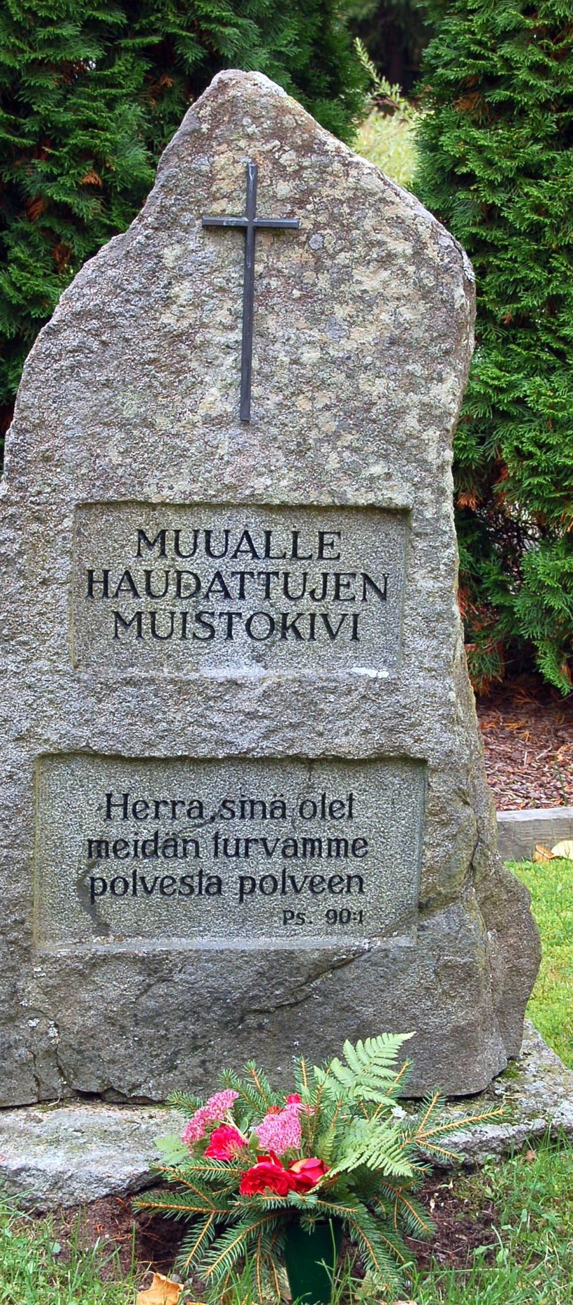 Avaa kuva isommaksi Irjanteen muualle haudattujen muistokivi