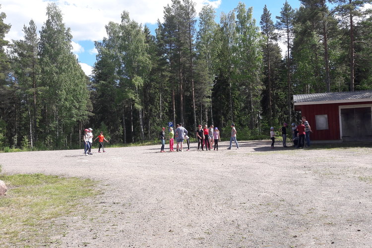 Lapsia ulkona kesällä leikkimässä