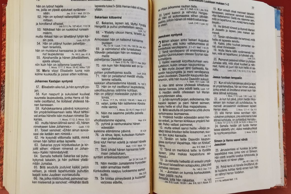 Raamattu avattuna jouluevankeliumin kohdalta